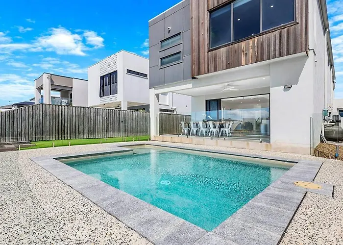 Canal Bliss 4Br Waterfront Hope Island Home