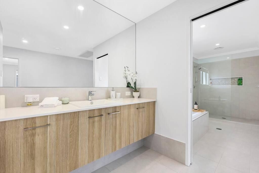 Canal Bliss 4br Waterfront Hope Island Gold Coast