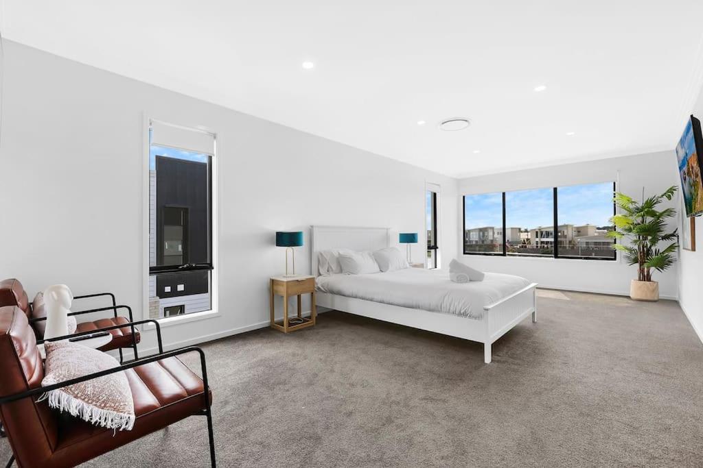 Canal Bliss 4br Waterfront Hope Island Gold Coast